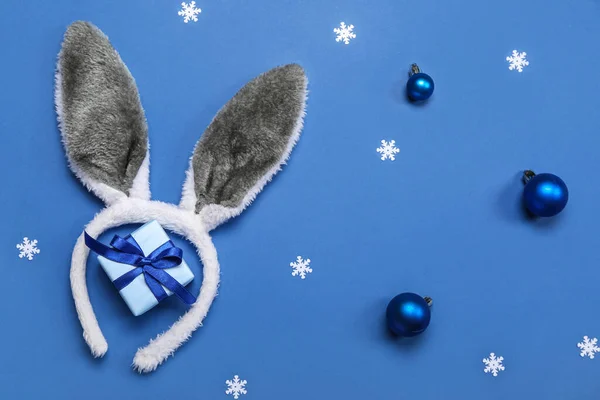Noel Toplarıyla Tavşan Kulakları Kar Taneleri Mavi Arka Planda Hediye — Stok fotoğraf
