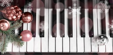 Noel baloları, Noel çanları ve piyano tuşlarında köknar dalları.