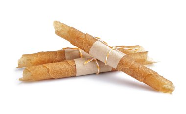 Beyaz arka planda izole edilmiş lezzetli elma pastilleri.