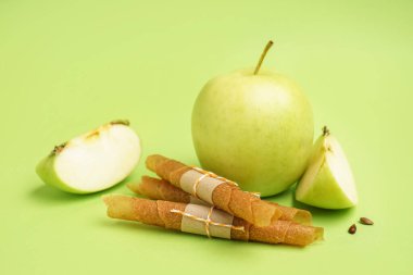 Yeşil arka planda lezzetli elma pastilleri