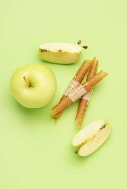 Yeşil arka planda lezzetli elma pastilleri