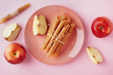 Pembe arka planda lezzetli elmalı pastil tabağı