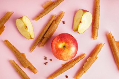 Pembe arka planda lezzetli elma pastilleri