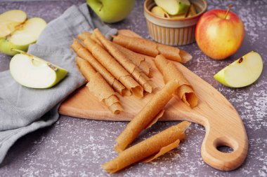 Arkaplanda lezzetli elma pastilleri olan ahşap tahta tahta.