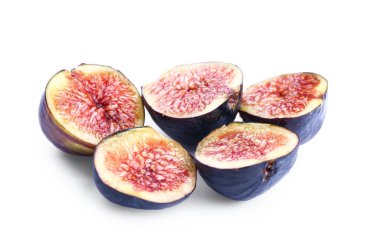 Beyaz arka planda taze olgun incir parçaları