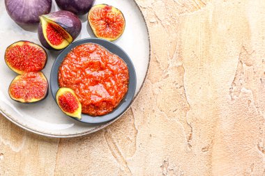 Renkli arkaplanda olgun incir ve püre tabağı