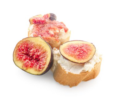 Krem peynirli lezzetli bruschettalar ve beyaz arka planda taze incirler.