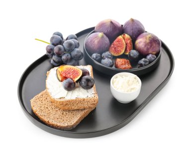 Krem peynirli lezzetli bruschetalar ve beyaz arka planda meyveler.