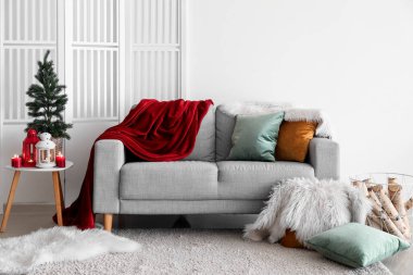 Kanepe, masa ve Noel fenerleriyle aydınlık oturma odasının içinde.