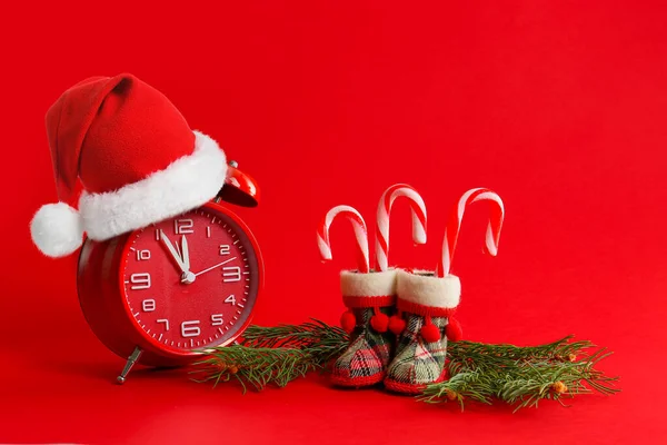 Alarm Clock Santa Hat Decor Red Background Christmas Countdown — Stock Photo, Image