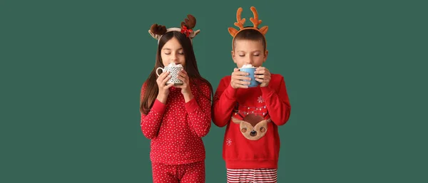 Nette Kinder Weihnachtsschlafanzug Trinken Heiße Schokolade Auf Grünem Hintergrund — Stockfoto