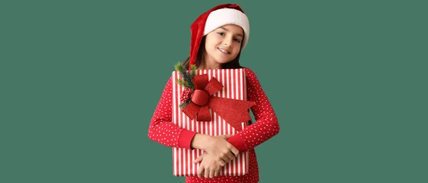 Cute Girl Piżamie Santa Kapelusz Gospodarstwa Boże Narodzenie Prezent Zielonym — Zdjęcie stockowe