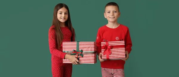 Nette Kinder Weihnachtsschlafanzug Mit Geschenken Auf Grünem Hintergrund — Stockfoto