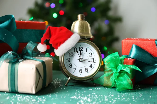 Wecker Mit Weihnachtsmütze Und Geschenken Auf Dem Tisch Weihnachts Countdown — Stockfoto