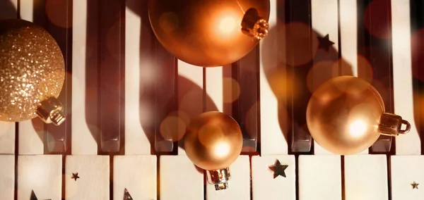Bolas Navidad Las Teclas Piano Primer Plano — Foto de Stock