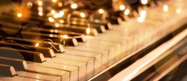 Ключи Фортепиано Светящимися Рождественскими Огнями Крупным Планом — стоковое фото