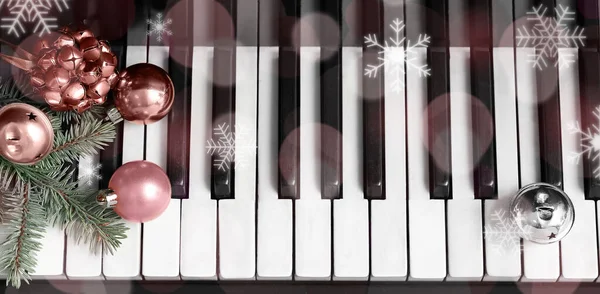 Palle Natale Campanelli Rami Abete Sui Tasti Del Pianoforte Vista — Foto Stock