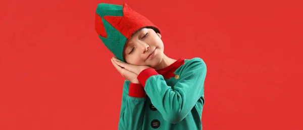 Cute Senny Chłopiec Stroju Elfa Czerwonym Tle — Zdjęcie stockowe