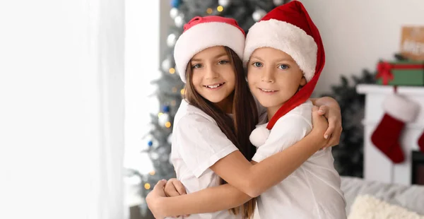 Crianças Bonitos Chapéus Papai Noel Abraçando Casa — Fotografia de Stock