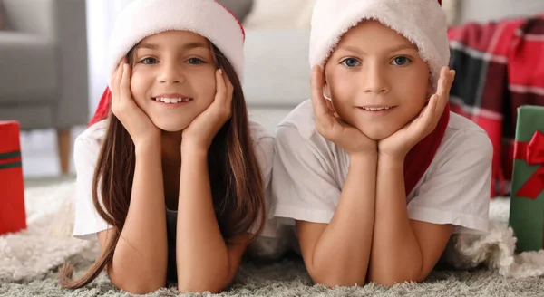 Roztomilé Děti Pyžamu Santa Klobouky Doma — Stock fotografie