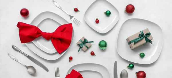 白い背景にクリスマスボールや贈り物と美しいテーブルの設定 — ストック写真