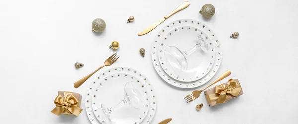 Beyaz Arka Planda Altın Noel Dekoru Olan Güzel Bir Masa — Stok fotoğraf