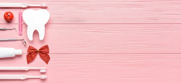 Material Dentista Decoração Natal Fundo Madeira Rosa Com Espaço Para — Fotografia de Stock