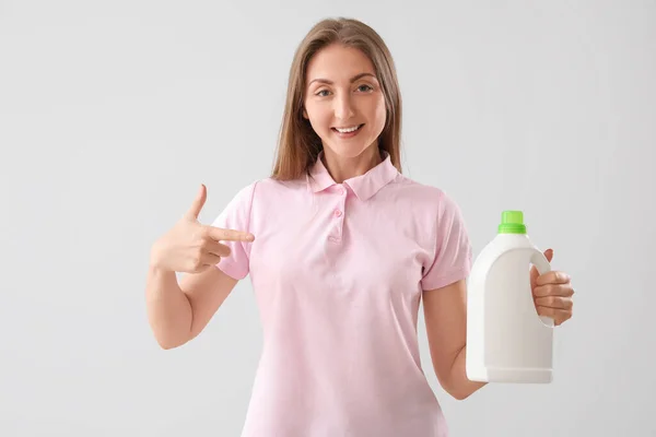 Mujer Joven Señalando Botella Detergente Sobre Fondo Claro —  Fotos de Stock