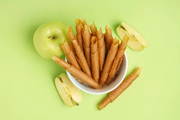 Bowl Tasty Apple Pastilles Green Background — Stock Photo, Image
