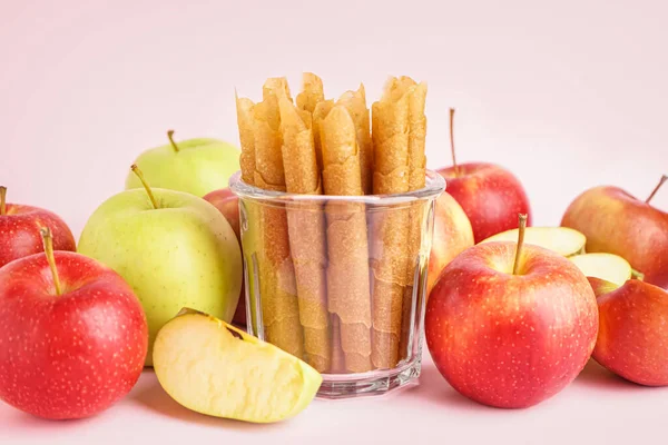 Manzanas Frescas Maduras Vaso Sabrosas Píldoras Fruta Sobre Fondo Rosa —  Fotos de Stock