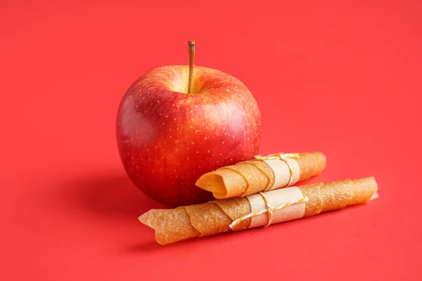 Ripe Apple Tasty Pastilles Red Background — Stock Photo, Image