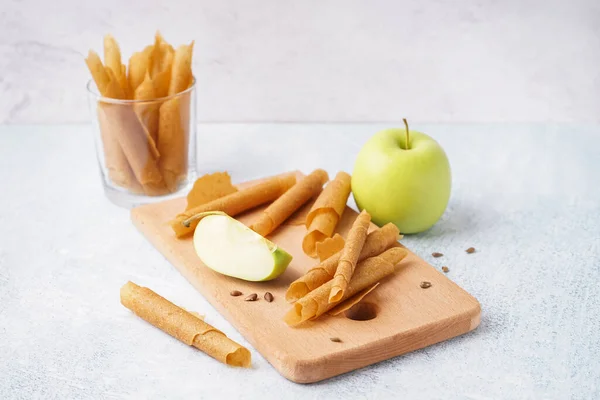 Wooden Board Tasty Apple Pastilles Light Background — Stock Photo, Image