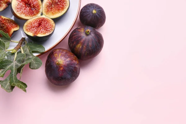 Plate Tasty Fresh Figs Pink Background — Stock Photo, Image