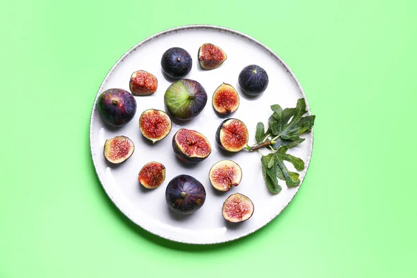 Plate Fresh Ripe Figs Green Background — Stock Photo, Image