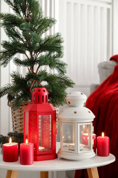 Karácsonyi Lámpák Égő Gyertyák Fenyőfa Asztalon Nappaliban — Stock Fotó