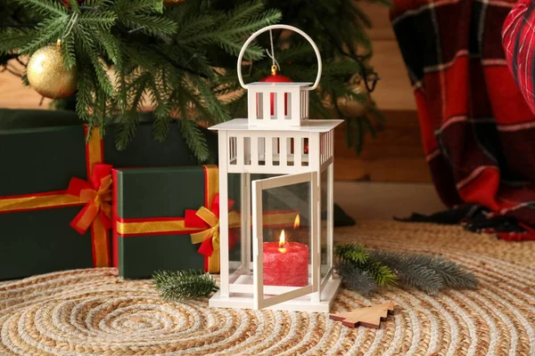 房间里的圣诞树下挂着礼物的圣诞灯笼 — 图库照片