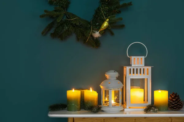 Weihnachtslaternen Mit Brennenden Kerzen Tannenzweigen Und Zapfen Auf Dem Tisch — Stockfoto