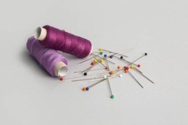 Gri arkaplanda iplik makaraları ve top lobutları