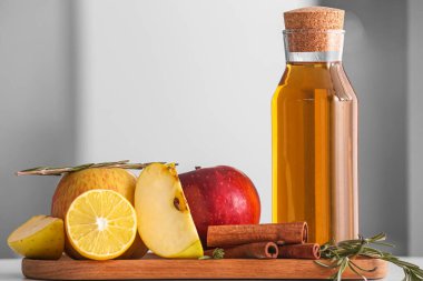 Tahta tahta tahta tahtada taze elma suyu ve meyveler, yakın plan.