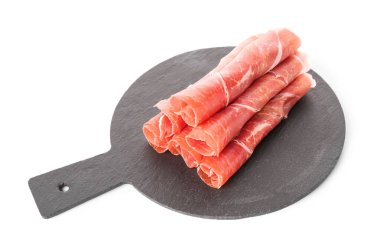 Beyaz arka planda rulo jambon dilimleri olan tahta.