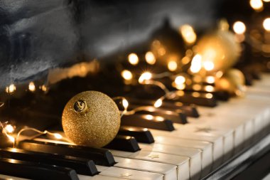 Piyano tuşlarında parlayan ışıklar olan Noel balosu, yakın plan.