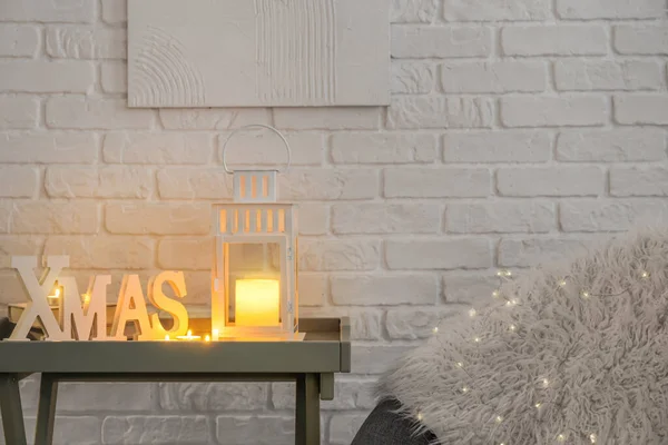 Lanterna Natal Com Velas Acesas Mesa Perto Parede Tijolo Branco — Fotografia de Stock