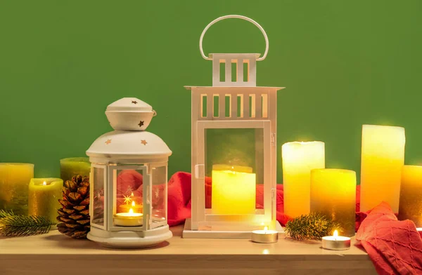 Weihnachtslaternen Mit Brennenden Kerzen Und Tannenzweigen Auf Tisch Neben Grüner — Stockfoto
