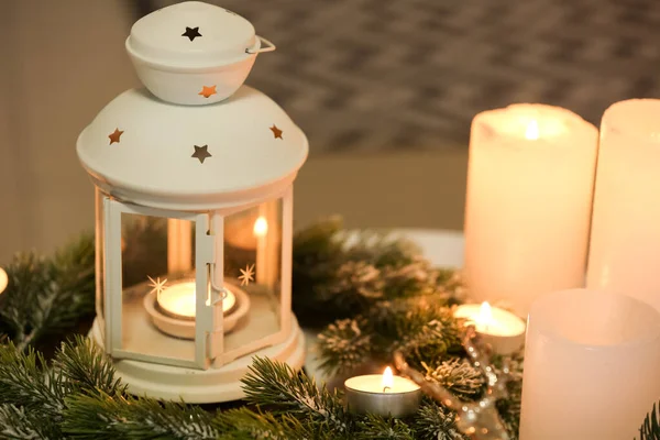 Weihnachtslaterne Mit Brennenden Kerzen Und Tannenzweigen Auf Dem Tisch Dunklen — Stockfoto