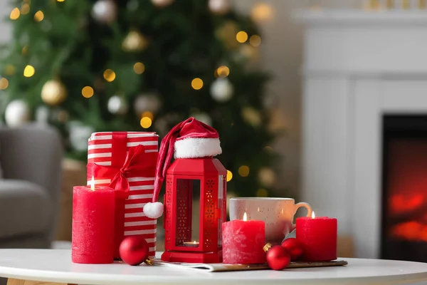 Linterna Navidad Con Sombrero Santa Velas Bolas Regalo Mesa Sala —  Fotos de Stock