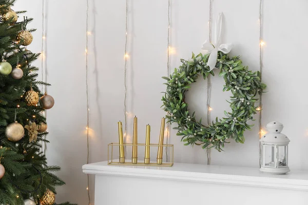 Linterna Con Velas Repisa Chimenea Corona Navidad Colgante Sala Estar — Foto de Stock