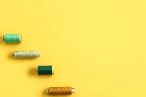 Set Thread Spools Yellow Background — Stock Photo, Image
