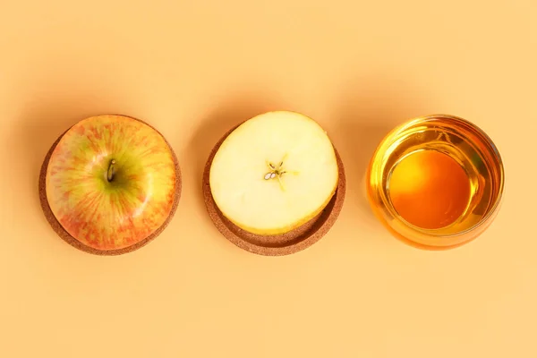 Reife Äpfel Und Ein Glas Frischer Saft Auf Farbigem Hintergrund — Stockfoto