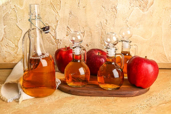 Träskiva Med Dekor Färsk Äppeljuice Och Frukt Färgbordet — Stockfoto