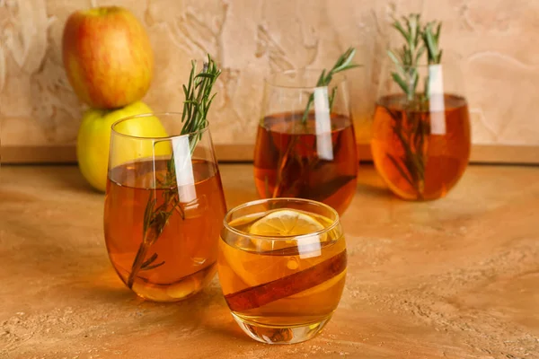 Glasses Fresh Apple Juice Rosemary Color Table — Stock Photo, Image